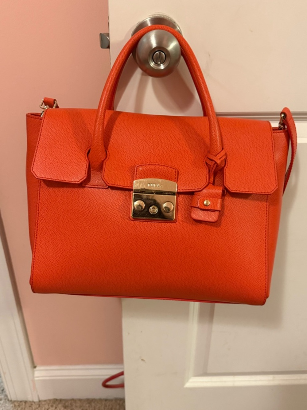 Beautiful Italian leather Furla Orange Leather  Handbag.  14x10,5.